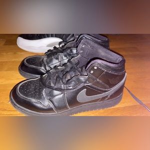 Jordan 1 Mid Triple Black